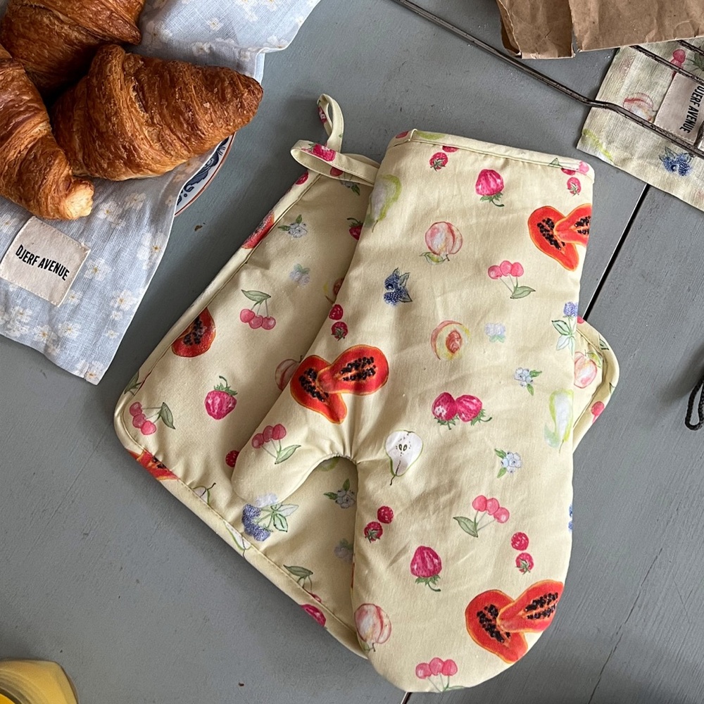 ISO: djerf avenue oven mitt